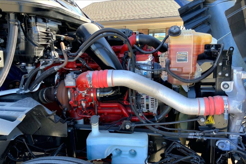 2022 CUM LT625 6×4 Sleeper