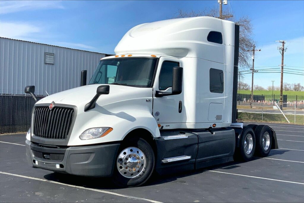 2022 CUM LT625 6×4 Sleeper