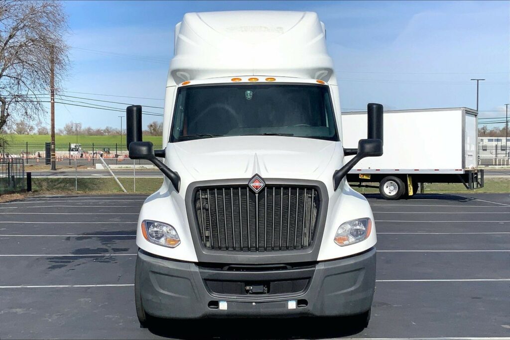 2022 CUM LT625 6×4 Sleeper