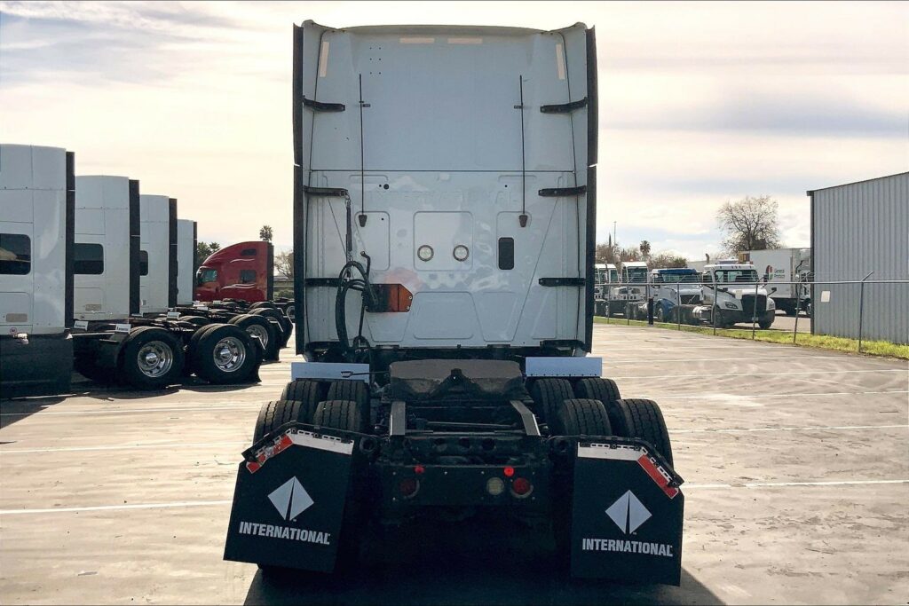 2022 CUM LT625 6×4 Sleeper