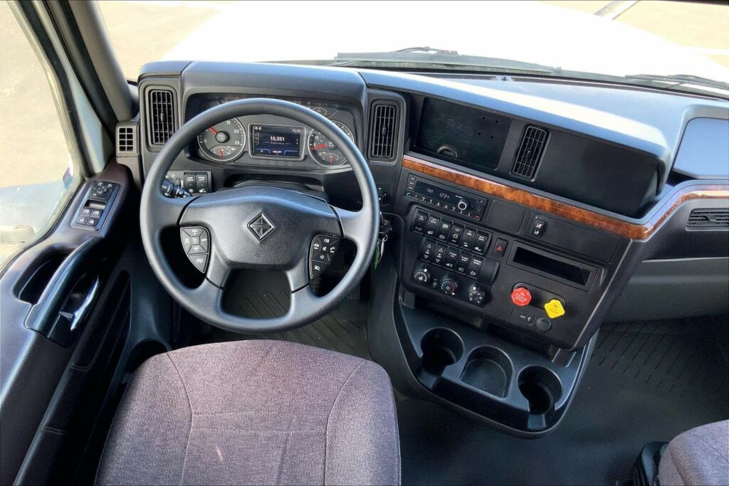 2022 CUM LT625 6×4 Sleeper