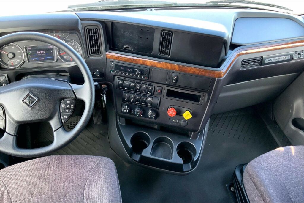 2022 CUM LT625 6×4 Sleeper