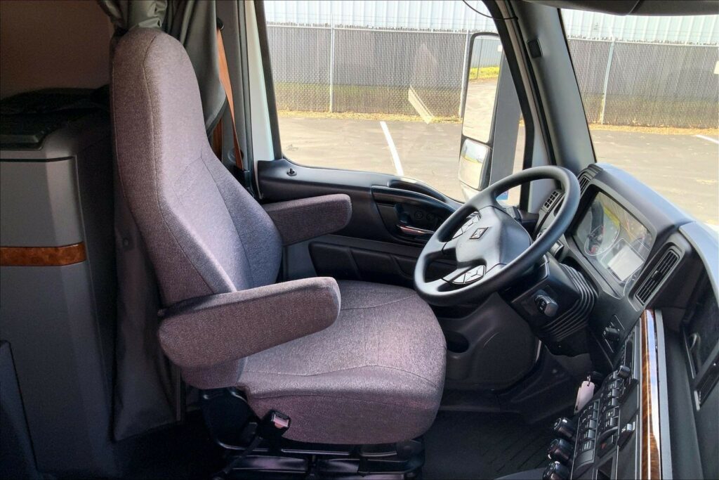 2022 CUM LT625 6×4 Sleeper