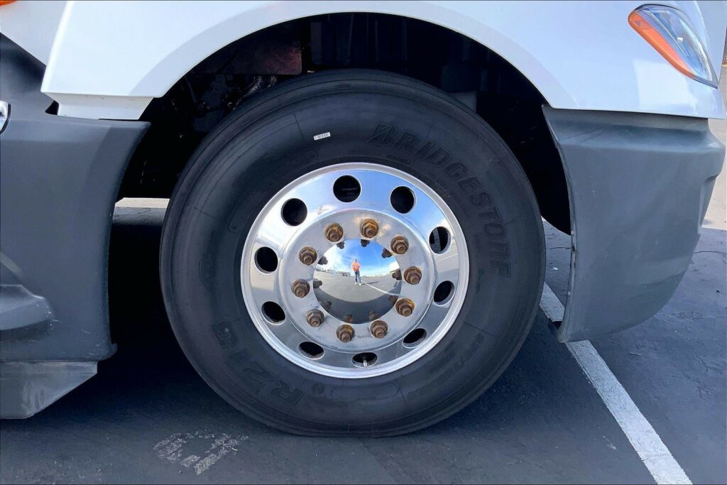 2022 CUM LT625 6×4 Sleeper