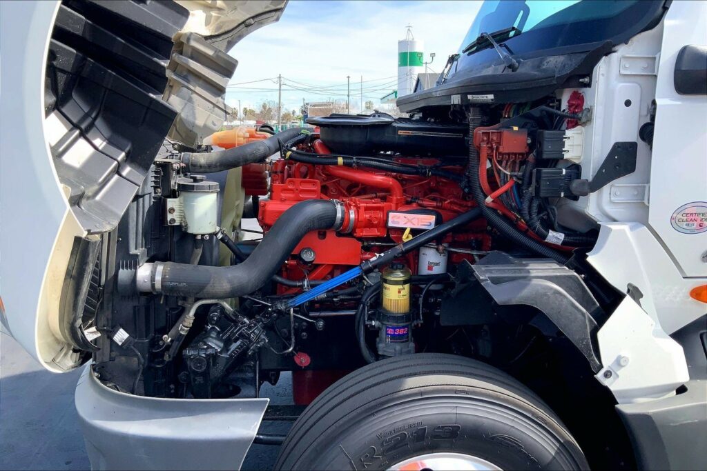 2022 CUM LT625 6×4 Sleeper