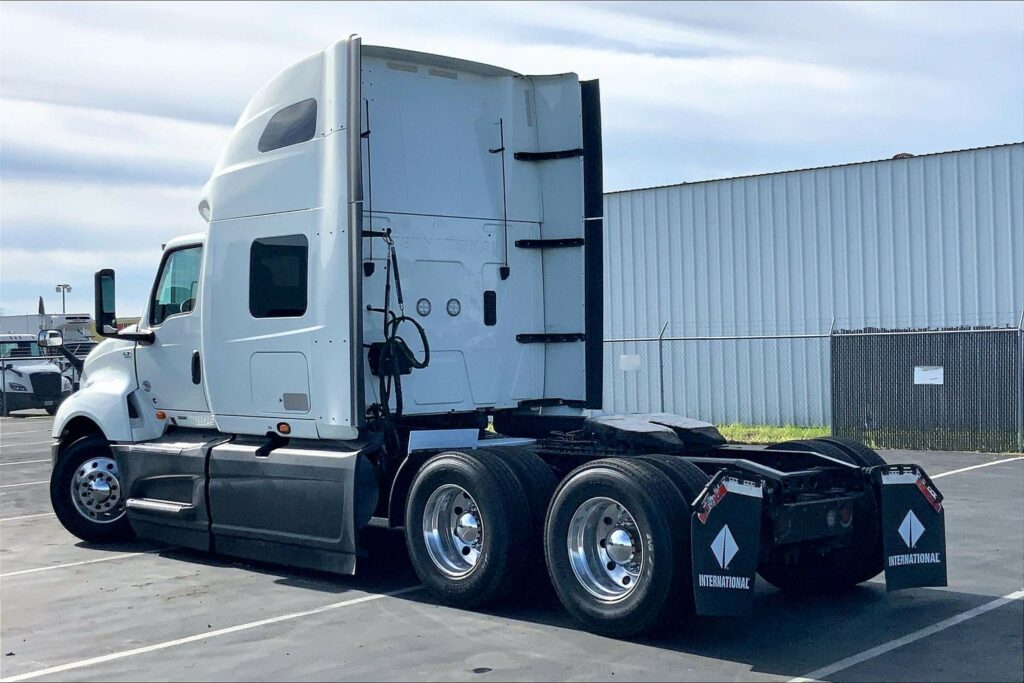 2022 CUM LT625 6×4 Sleeper