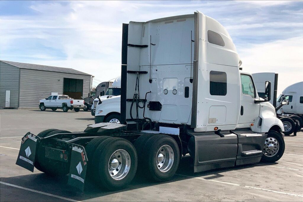 2022 CUM LT625 6×4 Sleeper