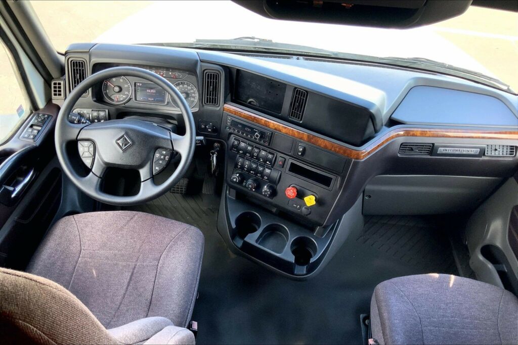 2022 CUM LT625 6×4 Sleeper