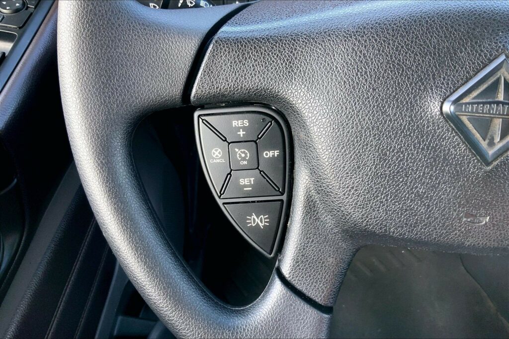 2022 CUM LT625 6×4 Sleeper