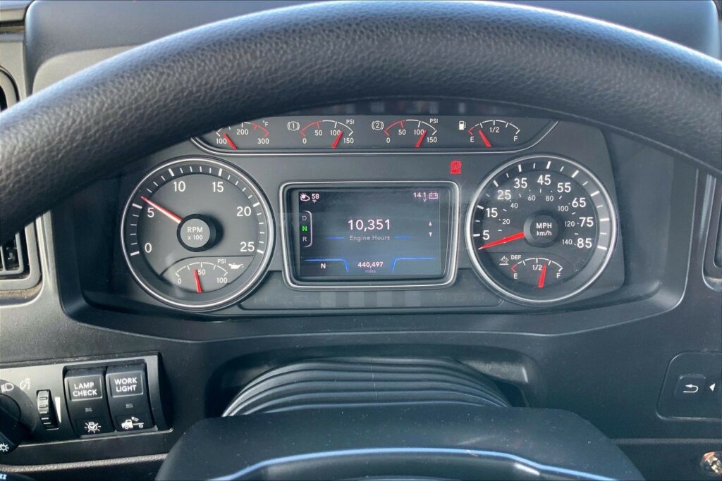 2022 CUM LT625 6×4 Sleeper