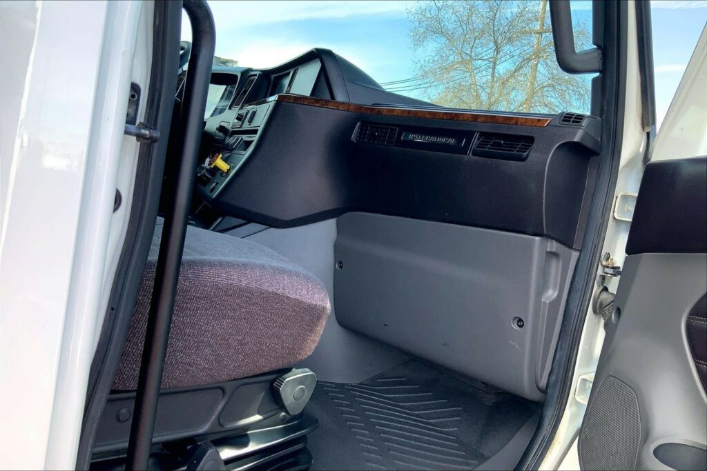 2022 CUM LT625 6×4 Sleeper