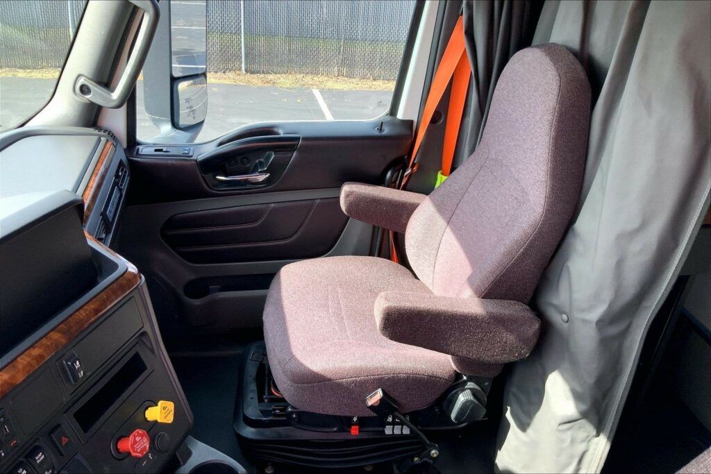 2022 CUM LT625 6×4 Sleeper