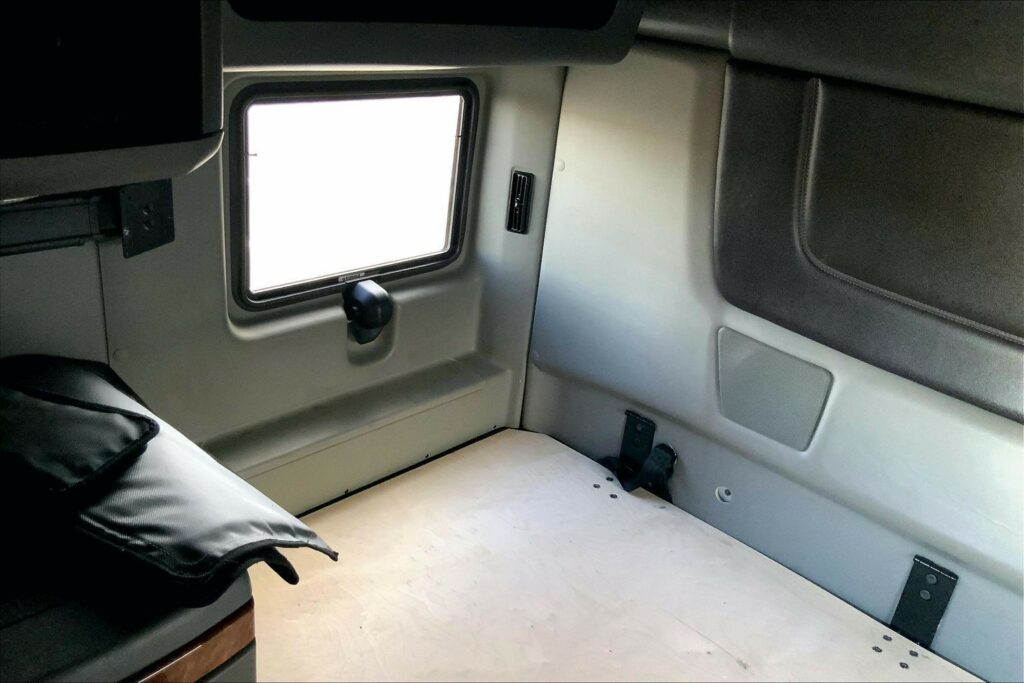 2022 CUM LT625 6×4 Sleeper