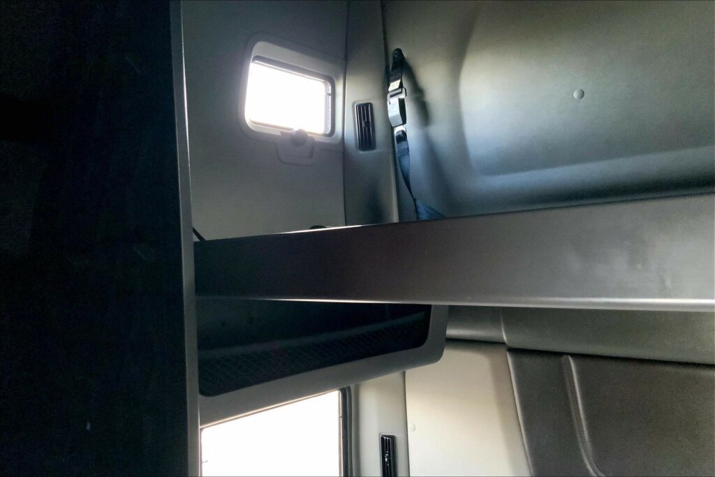 2022 CUM LT625 6×4 Sleeper