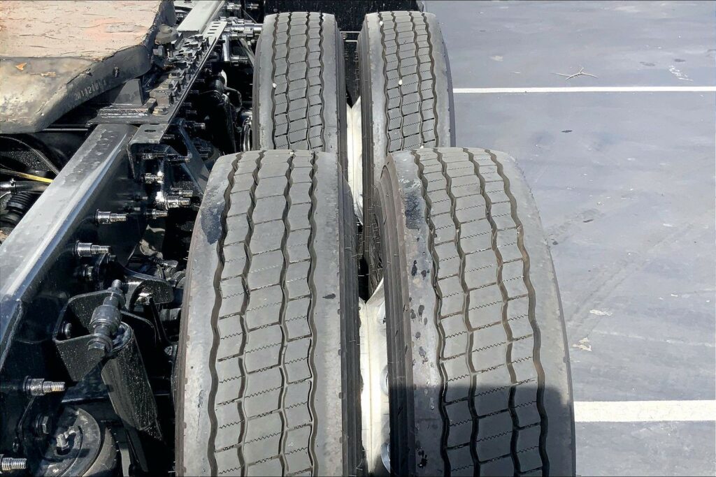 2022 CUM LT625 6×4 Sleeper