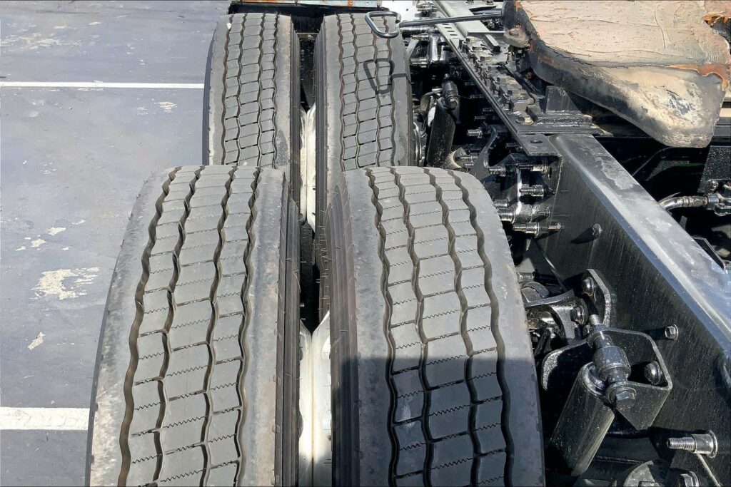 2022 CUM LT625 6×4 Sleeper