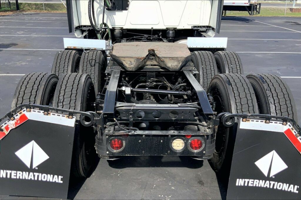 2022 CUM LT625 6×4 Sleeper