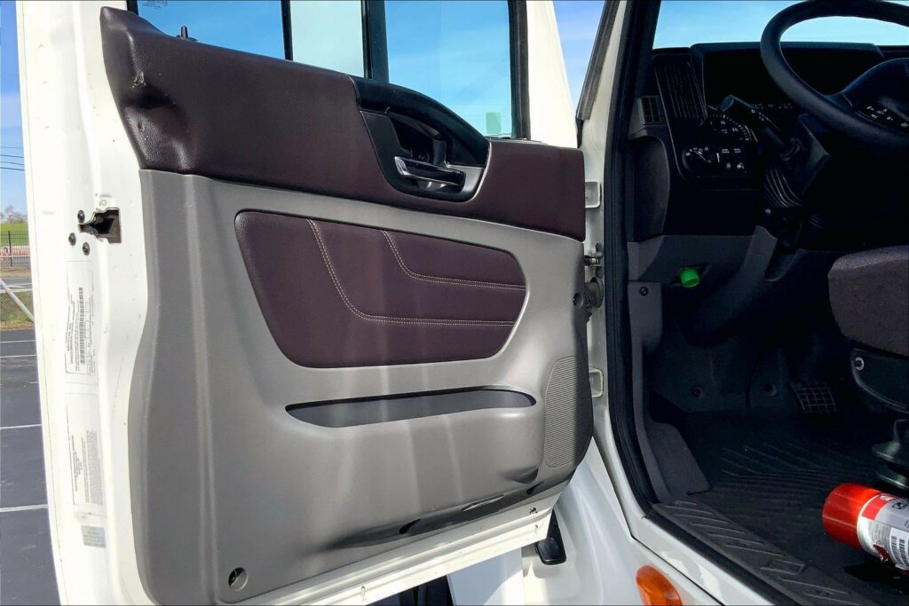 2022 CUM LT625 6×4 Sleeper