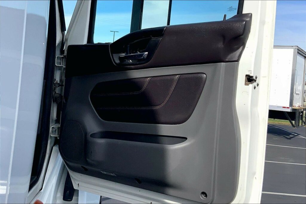 2022 CUM LT625 6×4 Sleeper