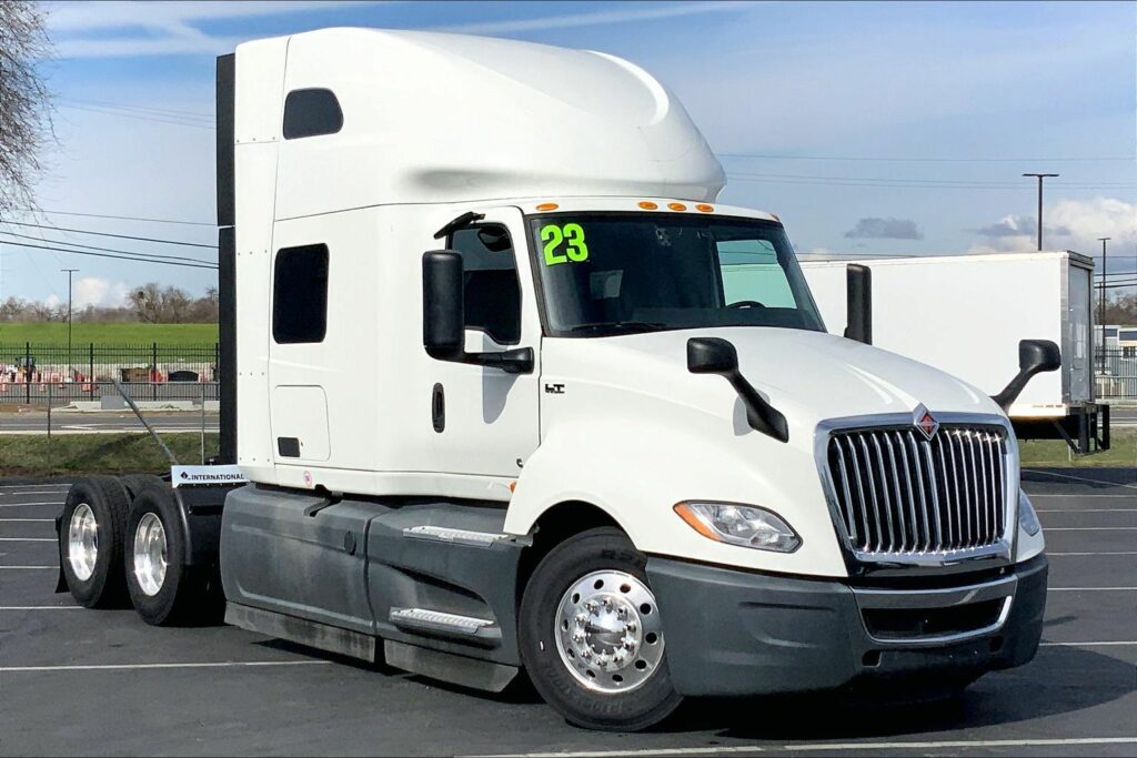 2023 CUM LT625 6X4 Sleeper