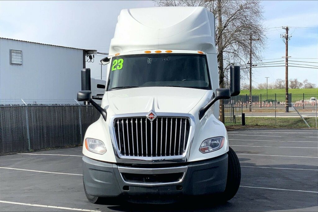 2023 CUM LT625 6X4 Sleeper