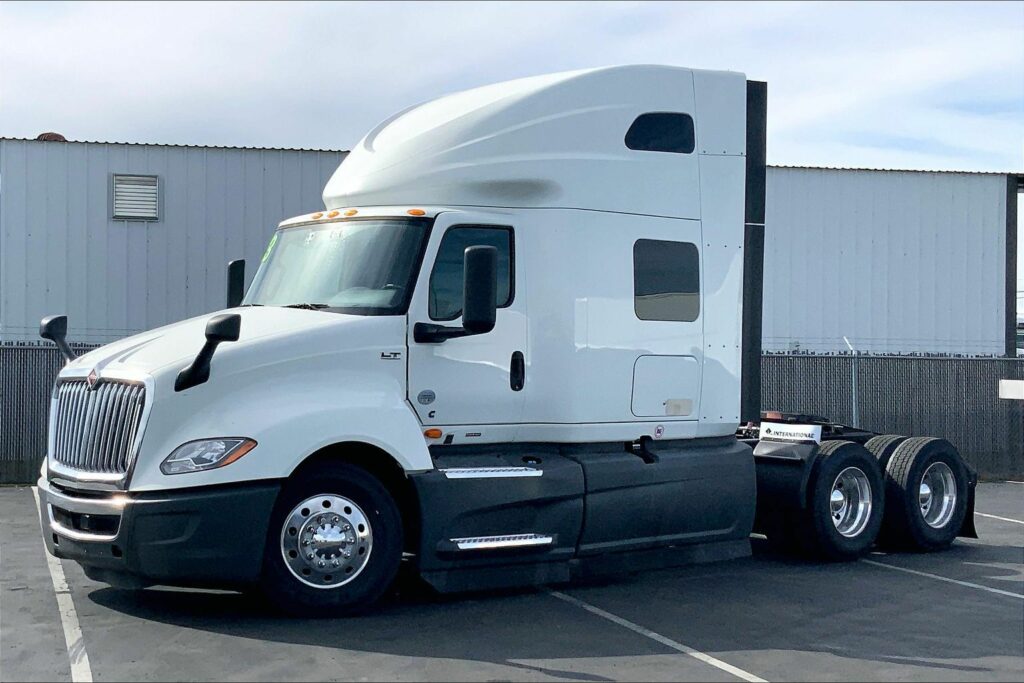 2023 CUM LT625 6X4 Sleeper