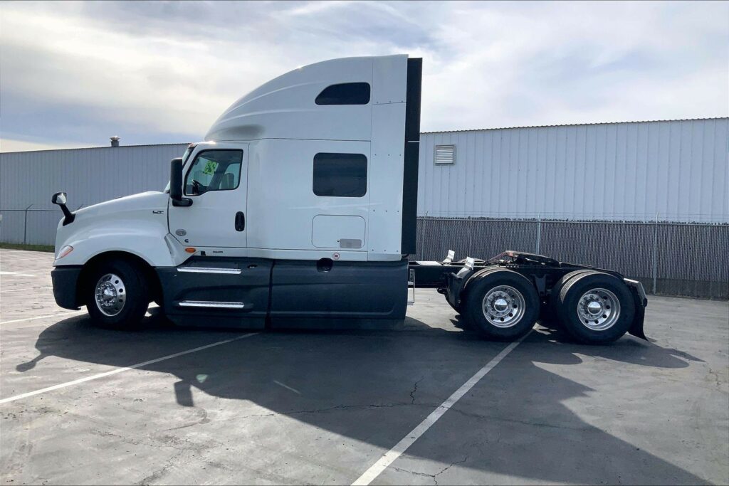 2023 CUM LT625 6X4 Sleeper