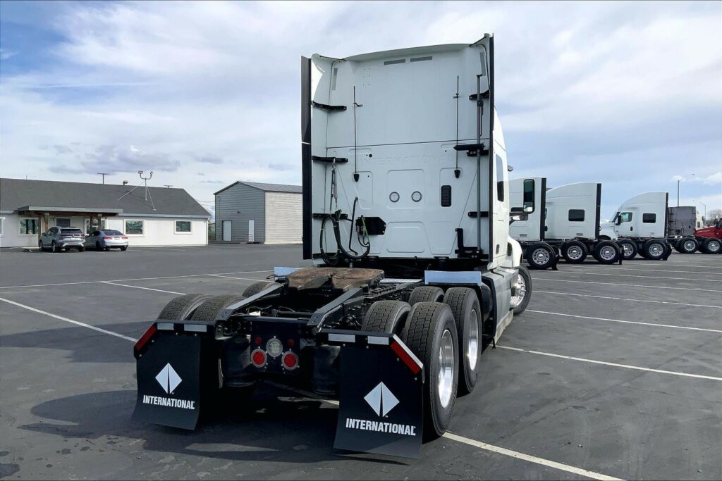 2023 CUM LT625 6X4 Sleeper