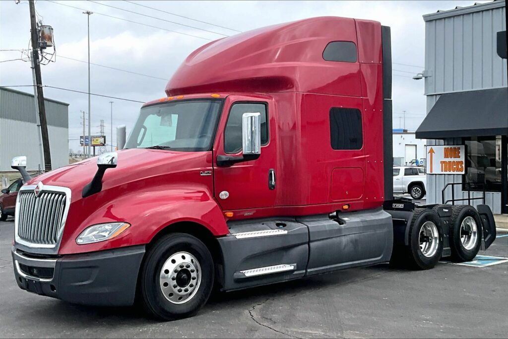 2022 CUM LT625 6×4 Sleeper