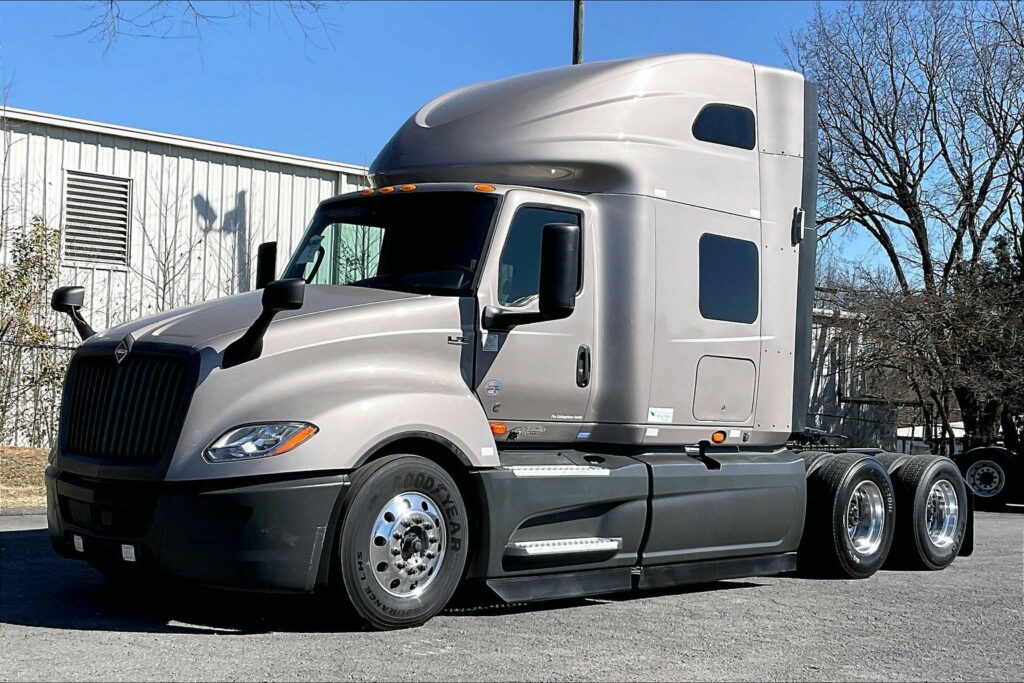 2022 CUM LT625 6×4 Sleeper