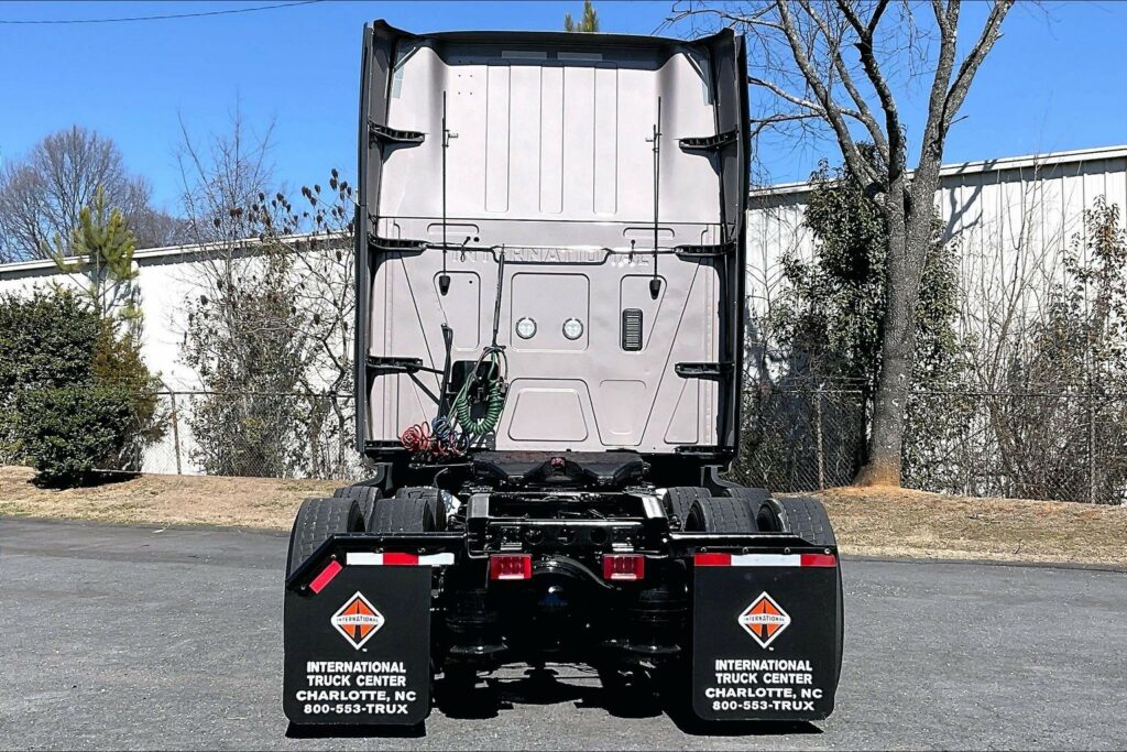 2022 CUM LT625 6×4 Sleeper