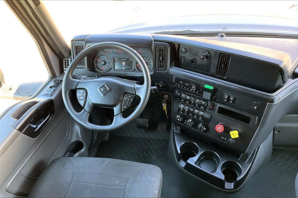 2022 CUM LT625 6×4 Sleeper