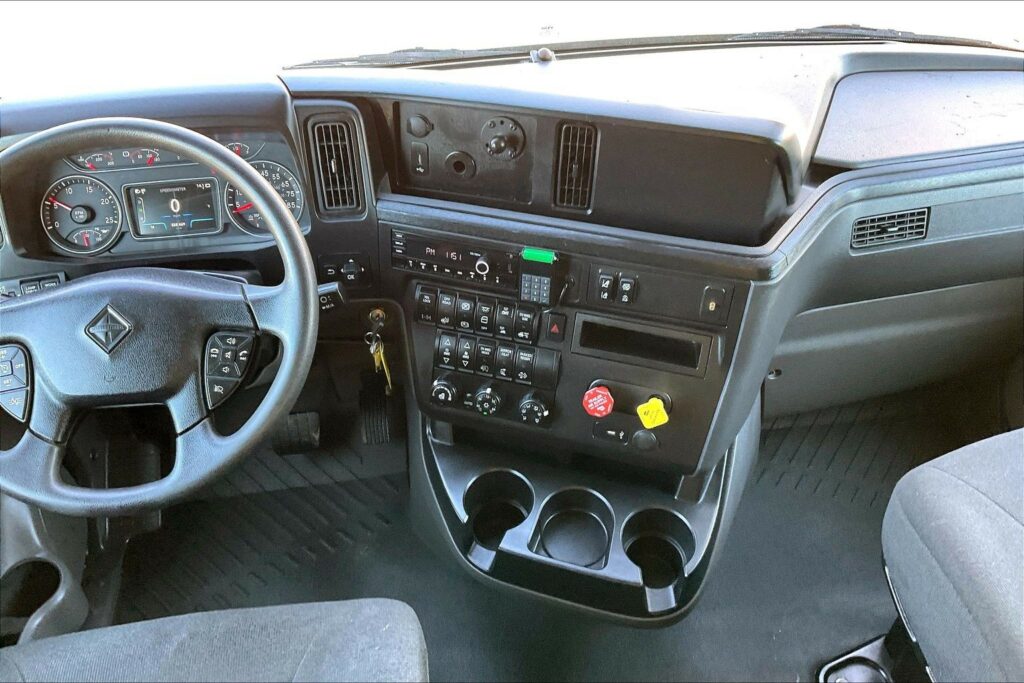 2022 CUM LT625 6×4 Sleeper