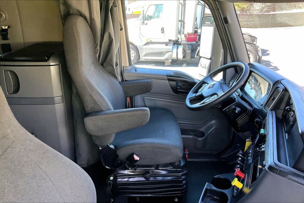 2022 CUM LT625 6×4 Sleeper