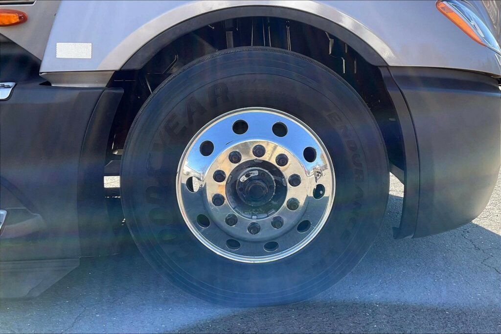 2022 CUM LT625 6×4 Sleeper