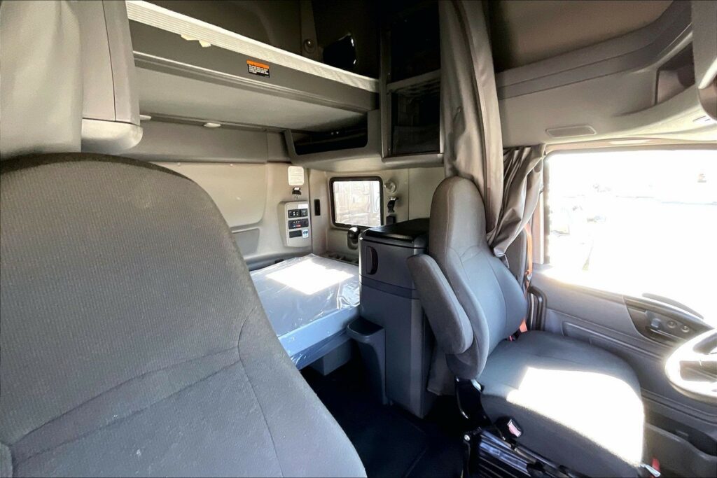 2022 CUM LT625 6×4 Sleeper