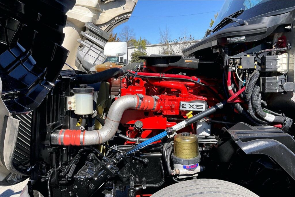 2022 CUM LT625 6×4 Sleeper