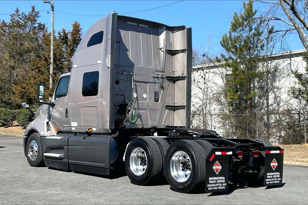 2022 CUM LT625 6×4 Sleeper