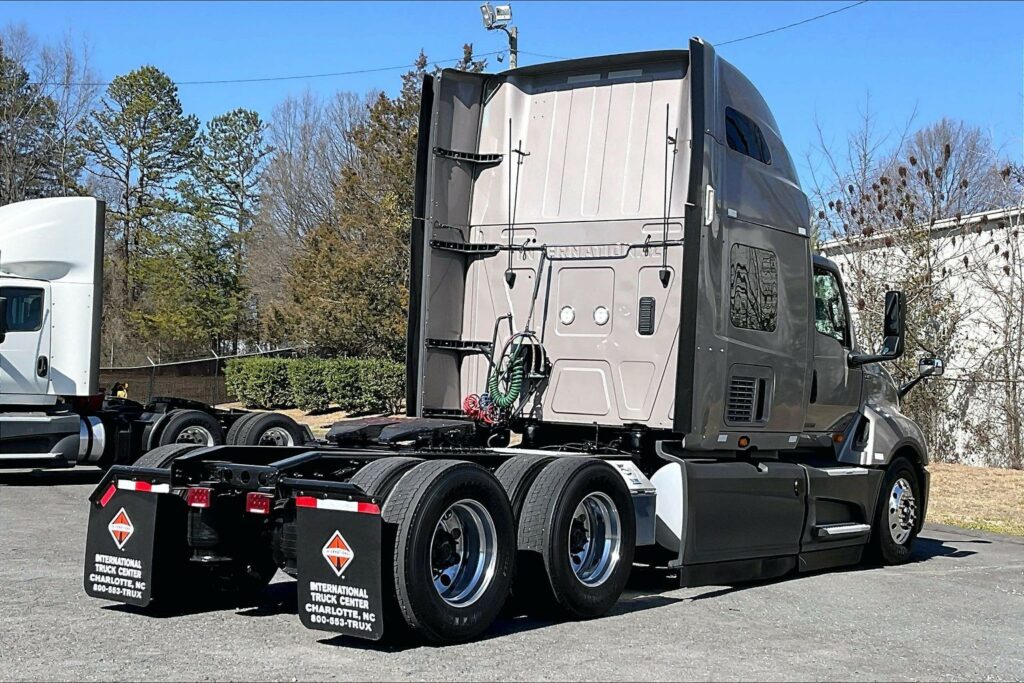 2022 CUM LT625 6×4 Sleeper