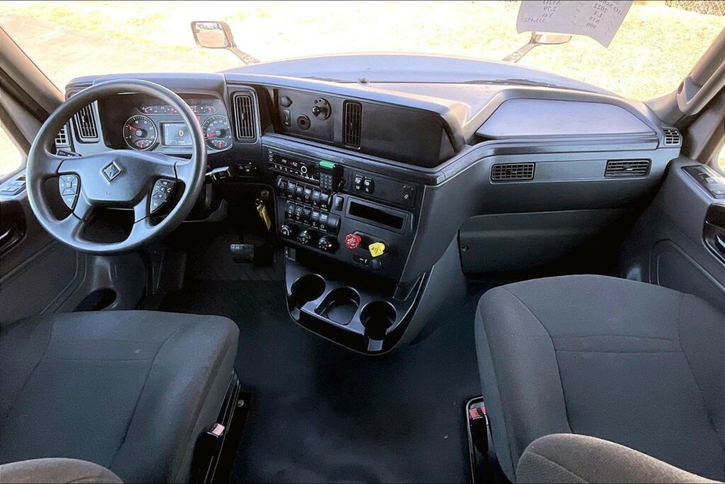 2022 CUM LT625 6×4 Sleeper