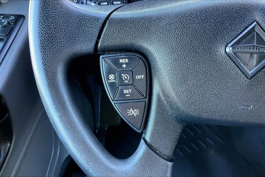 2022 CUM LT625 6×4 Sleeper