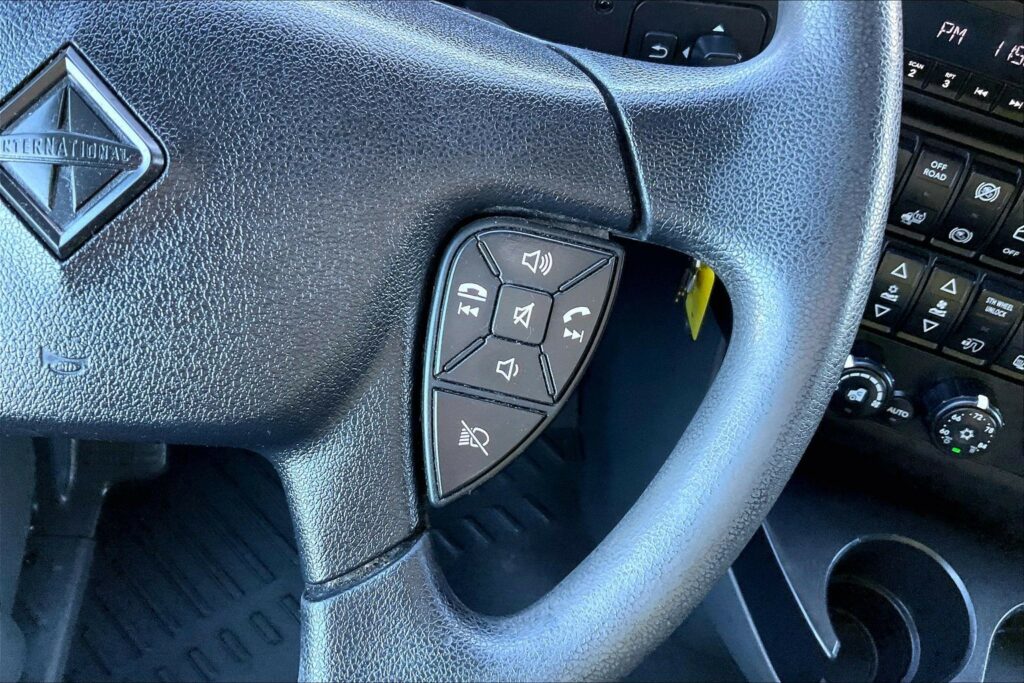 2022 CUM LT625 6×4 Sleeper