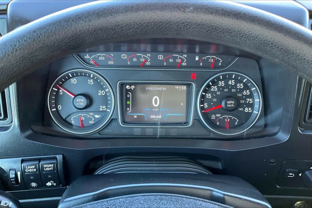 2022 CUM LT625 6×4 Sleeper