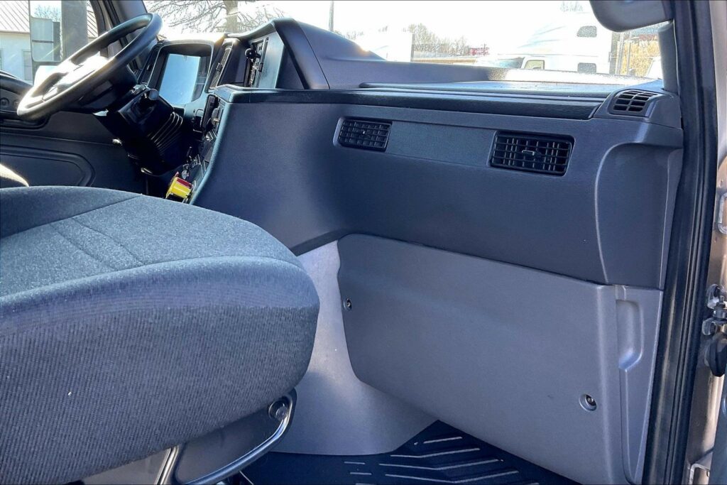 2022 CUM LT625 6×4 Sleeper