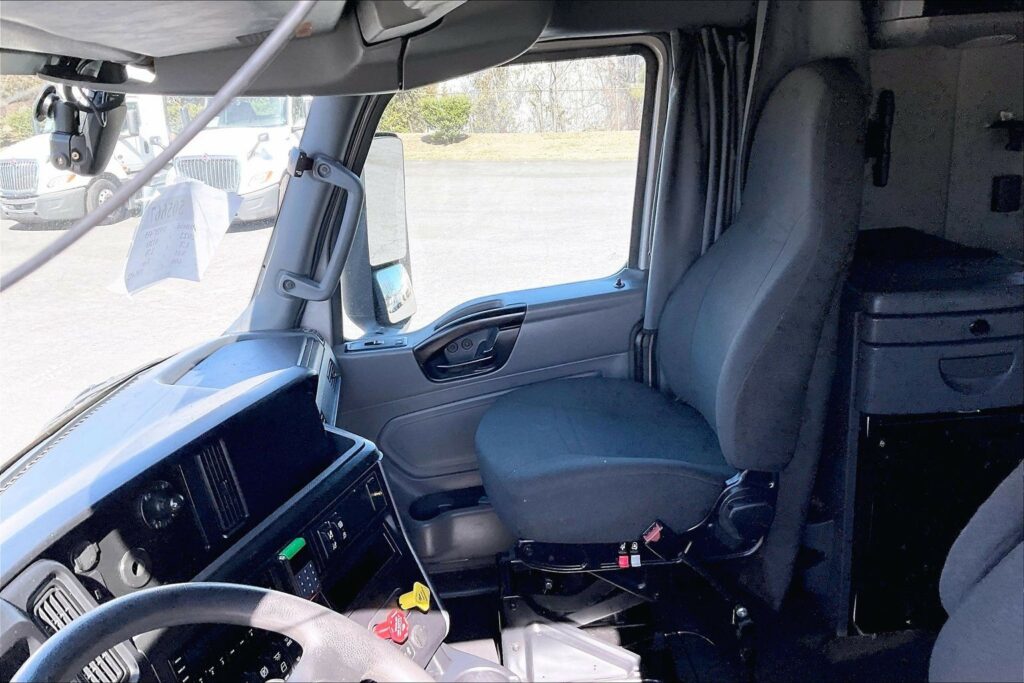 2022 CUM LT625 6×4 Sleeper