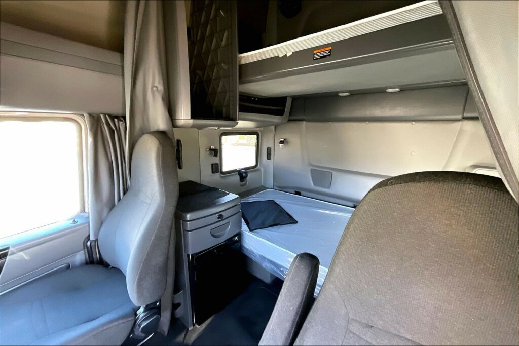 2022 CUM LT625 6×4 Sleeper