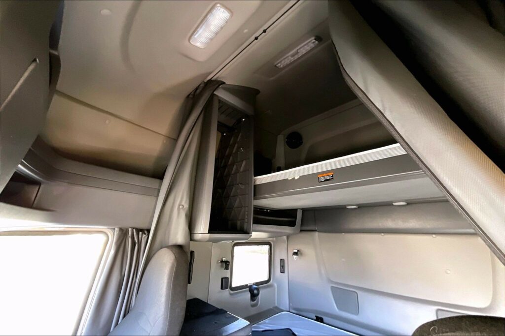 2022 CUM LT625 6×4 Sleeper