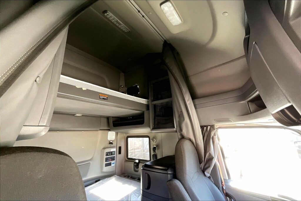 2022 CUM LT625 6×4 Sleeper