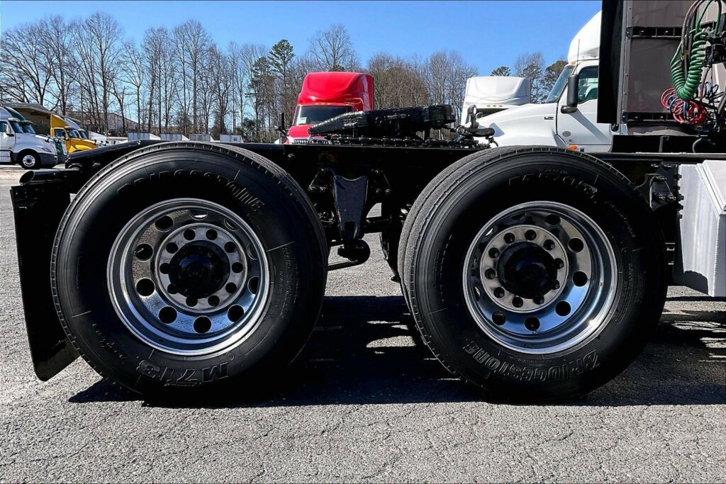 2022 CUM LT625 6×4 Sleeper