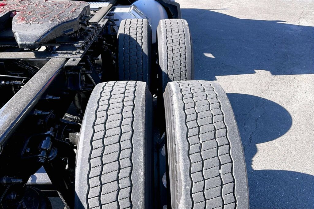 2022 CUM LT625 6×4 Sleeper